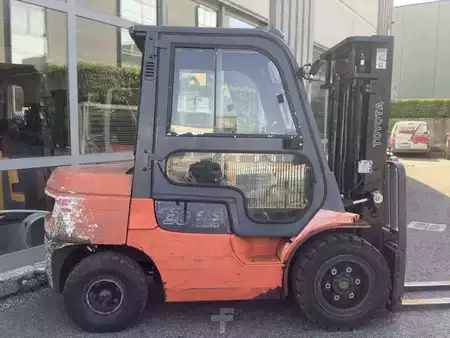 Wózki widłowe diesel 2005  Toyota 62-7FDF30 (4)