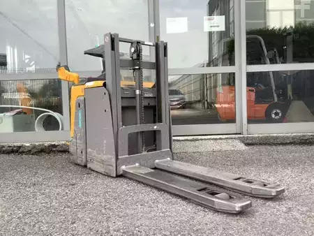 Stackers Stand-on 2019  Jungheinrich ERD 120 (2)