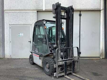 Chariots élévateurs diesel 2007  Nissan FD02A25Q (1)