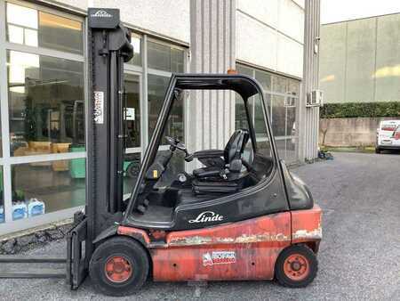 Carrelli elettrici 4 ruote 2004  Linde E30-02 (5)