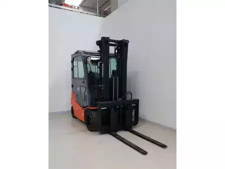 Carrelli elettrici 4 ruote 2017  Toyota 8FBMKT30 (1)