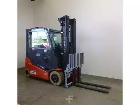 Elektryczne 4-kołowe 2019  Toyota 8FBMT35 (1)