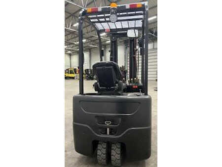 Chariots électriques à 3 roues 2014  Utilev UT18PTE (5)