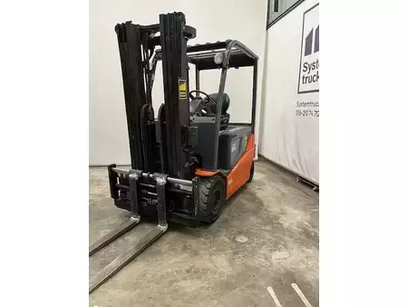 Eléctrica de 4 ruedas 2016  Toyota 8FBMT25 (1)