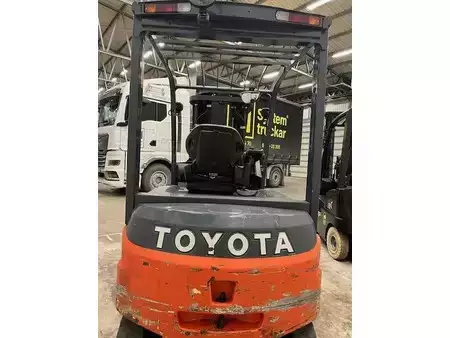 Eléctrica de 4 ruedas 2016  Toyota 8FBMT25 (5)