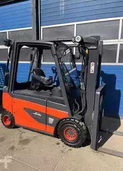 4-wiel elektrische heftrucks 2018  Linde E25 (13)