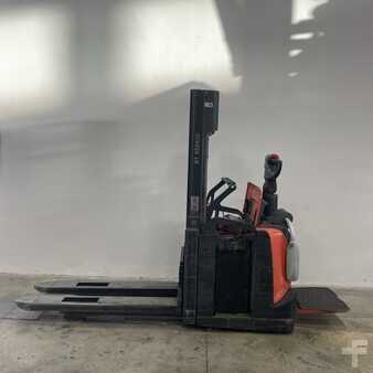 Stackers Stand-on 2018  Toyota SPE120L (1)