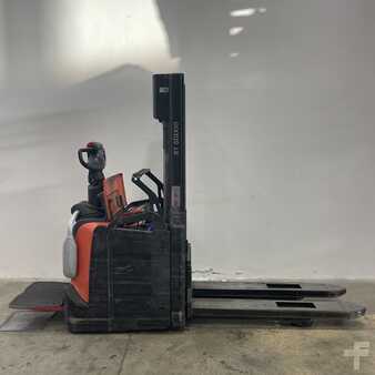 Stackers Stand-on 2018  Toyota SPE120L (2)