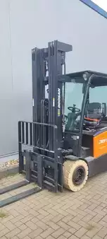 Elektryczne 4-kołowe 2023  Doosan B35X-7 (2)