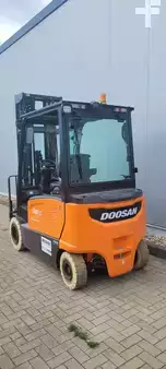 Elektryczne 4-kołowe 2023  Doosan B35X-7 (3)
