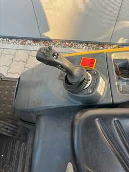 Carrelli elettrici 4 ruote 2005  Jungheinrich EFG 318 (3)