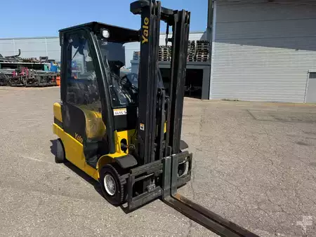 Treibgasstapler 2016  Yale GLP25LX (2)