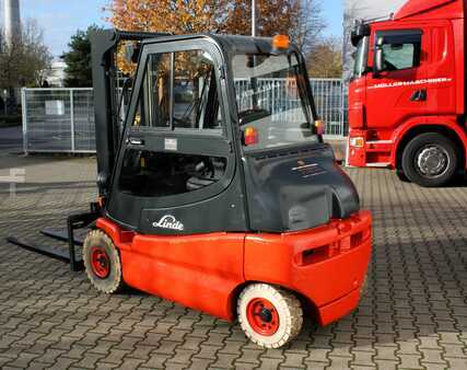 4-wiel elektrische heftrucks 2002  Linde E 30 (2)