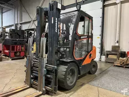 Montacargas diésel 2021  Doosan D35C-7 (1)