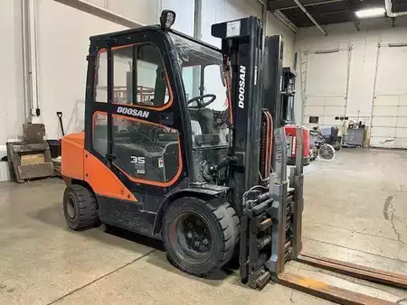 Montacargas diésel 2021  Doosan D35C-7 (2)