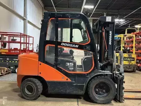 Montacargas diésel 2021  Doosan D35C-7 (3)