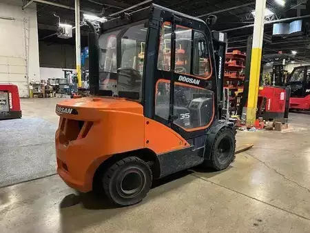 Montacargas diésel 2021  Doosan D35C-7 (4)