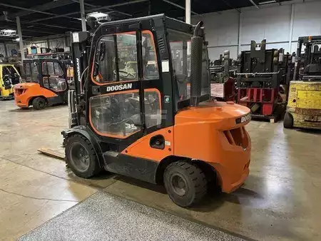 Montacargas diésel 2021  Doosan D35C-7 (5)