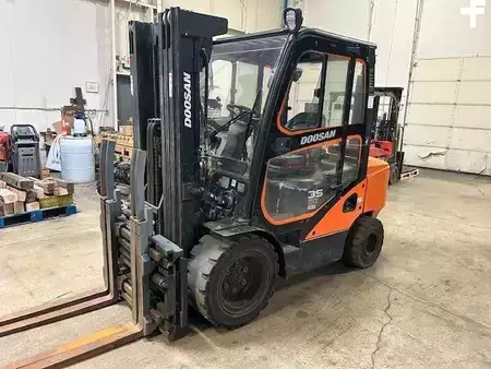 Montacargas diésel 2021  Doosan D35C-7 (1)