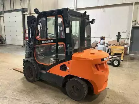 Montacargas diésel 2021  Doosan D35C-7 (4)