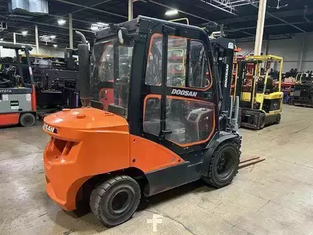 Montacargas diésel 2021  Doosan D35C-7 (5)