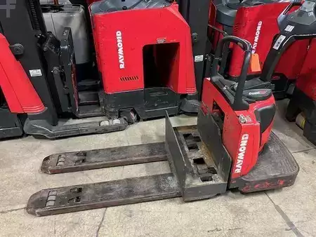 Electric Pallet Jacks 2015  Raymond 8410 (1)