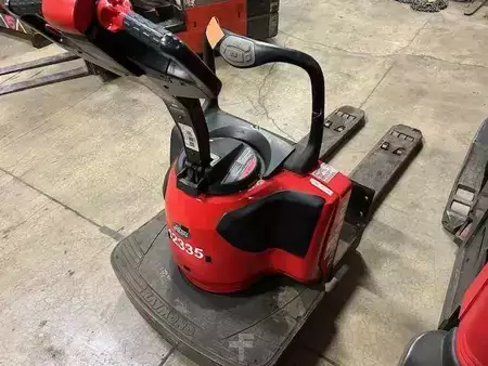 Electric Pallet Jacks 2015  Raymond 8410 (4)
