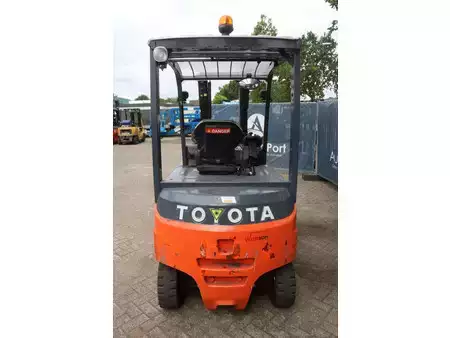 4-wiel elektrische heftrucks 2013  Toyota 8FBMT30 (5)
