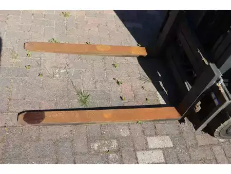 Gázüzemű targoncák 2018  Linde H25T-02 (11)