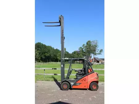 Gázüzemű targoncák 2018  Linde H25T-02 (36)