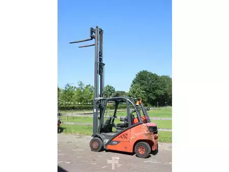Gázüzemű targoncák 2018  Linde H25T-02 (37)