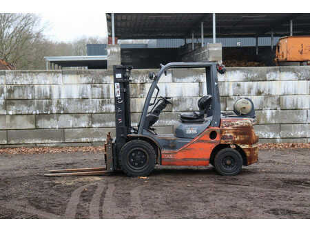 Gázüzemű targoncák 2016  Toyota 02-8FGJF35 (2)