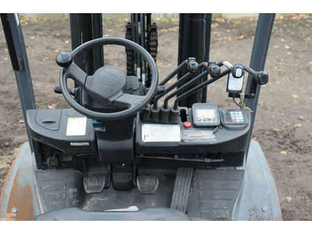 Gázüzemű targoncák 2016  Toyota 02-8FGJF35 (23)