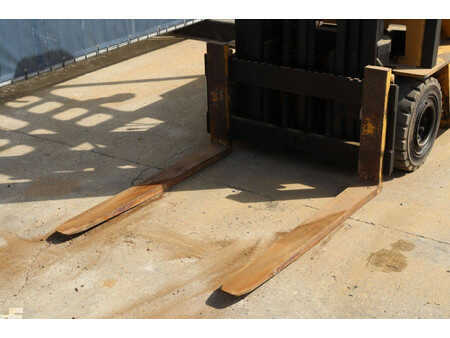 Eléctrica de 4 ruedas - CAT Lift Trucks VMAX F30 (10)