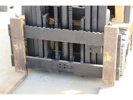 Eléctrica de 4 ruedas - CAT Lift Trucks VMAX F30 (11)