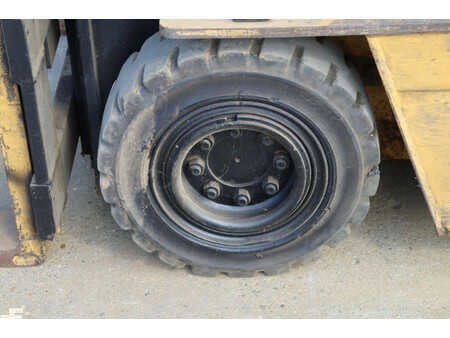 Eléctrica de 4 ruedas - CAT Lift Trucks VMAX F30 (14)