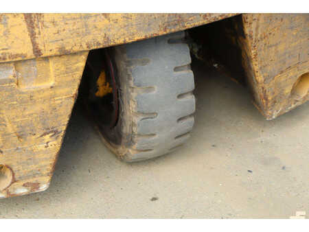 Eléctrica de 4 ruedas - CAT Lift Trucks VMAX F30 (19)