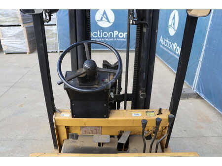 Eléctrica de 4 ruedas - CAT Lift Trucks VMAX F30 (20)