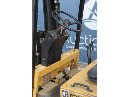 Eléctrica de 4 ruedas - CAT Lift Trucks VMAX F30 (21)