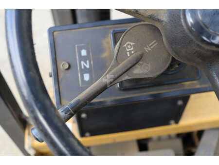 Eléctrica de 4 ruedas - CAT Lift Trucks VMAX F30 (25)