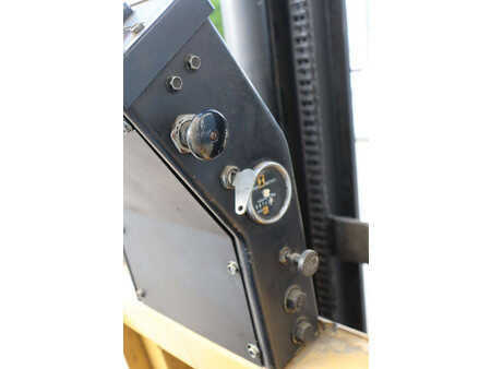 Eléctrica de 4 ruedas - CAT Lift Trucks VMAX F30 (29)