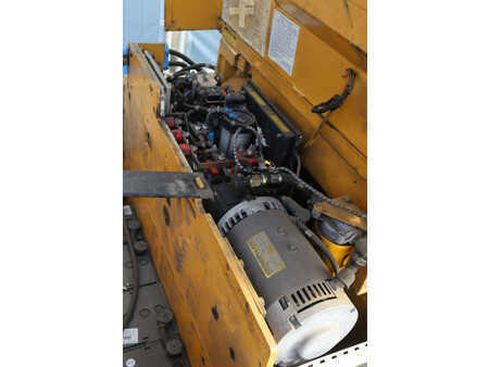 Eléctrica de 4 ruedas - CAT Lift Trucks VMAX F30 (31)