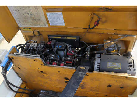 Eléctrica de 4 ruedas - CAT Lift Trucks VMAX F30 (32)