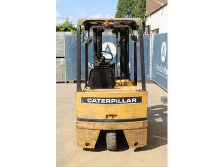 Eléctrica de 4 ruedas - CAT Lift Trucks VMAX F30 (5)