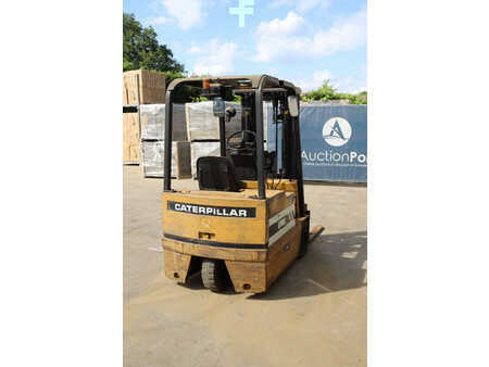 Eléctrica de 4 ruedas - CAT Lift Trucks VMAX F30 (6)