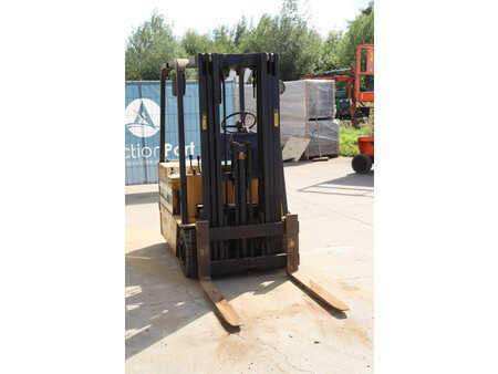 Eléctrica de 4 ruedas - CAT Lift Trucks VMAX F30 (7)