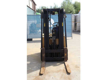 Eléctrica de 4 ruedas - CAT Lift Trucks VMAX F30 (8)