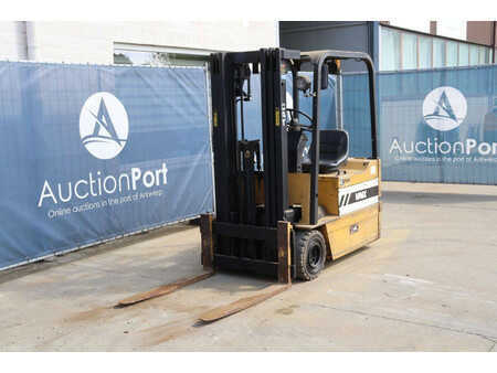 Eléctrica de 4 ruedas - CAT Lift Trucks VMAX F30 (9)