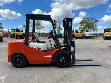 Diesel Forklifts 2025  Machpro MP-L38 (4)