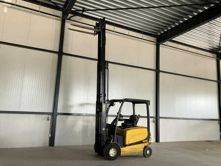 Chariots électriques à 4 roues 2017  Yale ERP25VL E2145 (13)